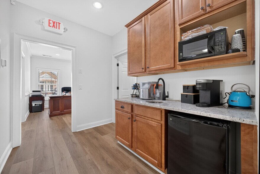 More Photos Of 155 Bankers Blvd, Monroe Business Park For Sale