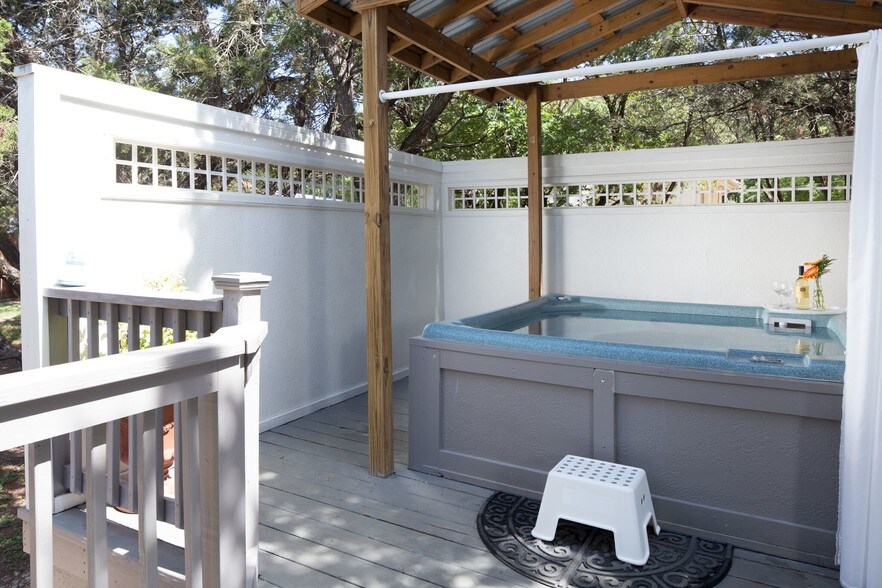 More Photos Of 104 Scudder Ln, Wimberley Hotel For Sale