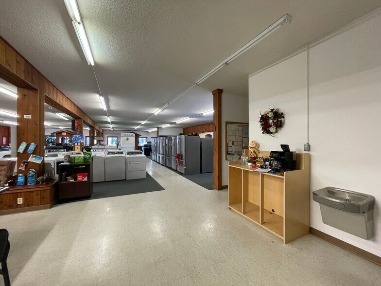 More Photos Of 16288 W Stress Rd, Hayward Showroom For Sale