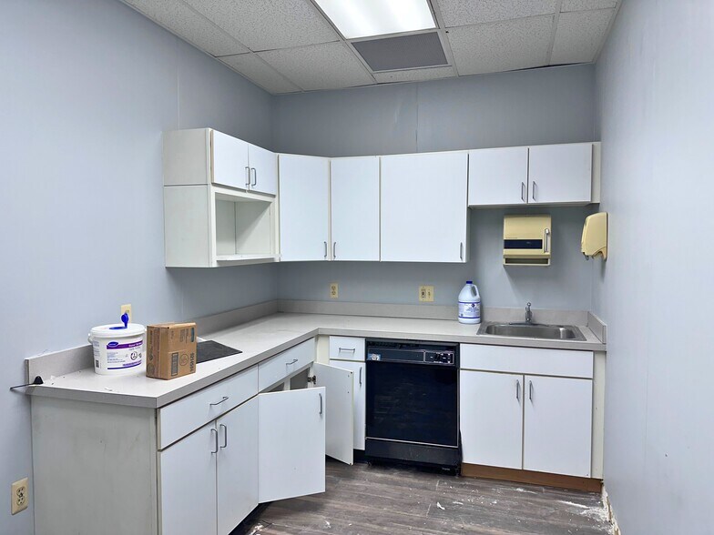 More Photos Of 15203 S Commerce Dr, Dearborn Manufacturing For Lease