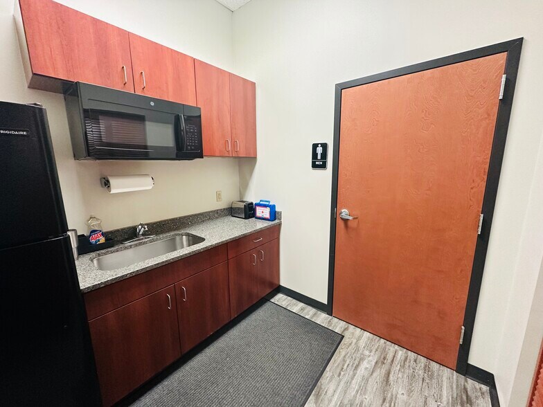 More Photos Of 12276 San Jose Blvd, Jacksonville Coworking Space