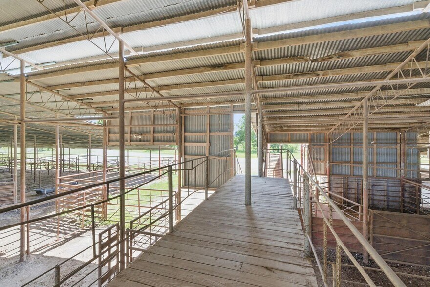 More Photos Of 2316 Marlin hwy, Waco Industrial For Sale