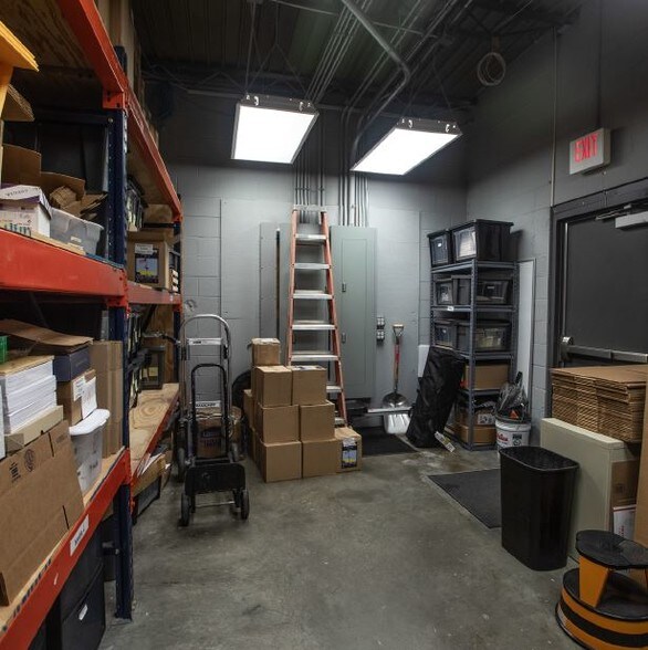 More Photos Of 714 Main St, Grandview Office For Lease