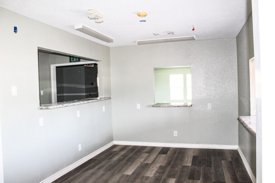 More Photos Of 620 Brazosport Blvd N, Clute Flex For Lease