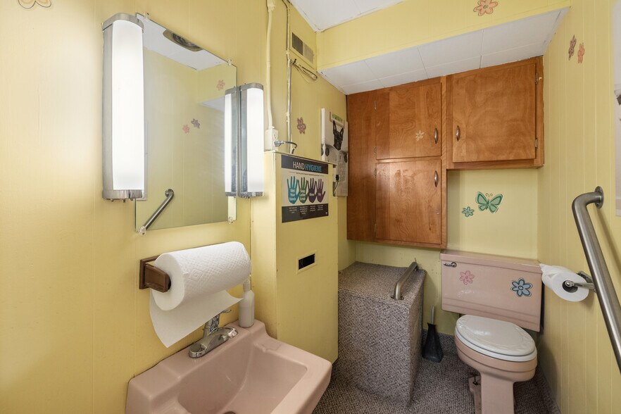 More Photos Of 105 N Main St, North Syracuse Medical For Sale