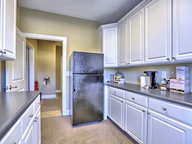 More Photos Of 2487 Cedarcrest Rd, Acworth Office For Lease