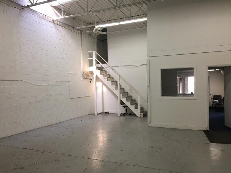 More Photos Of 578 Rock Rd, East Dundee Warehouse For Lease