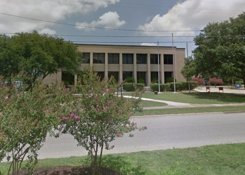 More Photos Of 401 E Washington Ave, Navasota Office For Sale