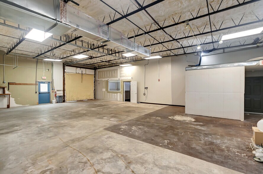 More Photos Of 450 94th Ave N, Saint Petersburg Flex For Lease