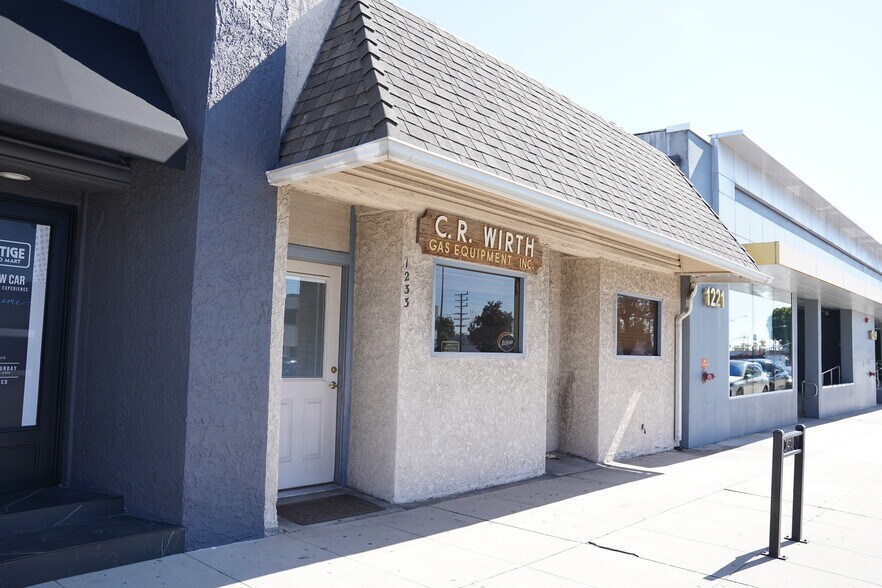 Primary Photo Of 1233 W Glenoaks Blvd, Glendale General Retail For Sale