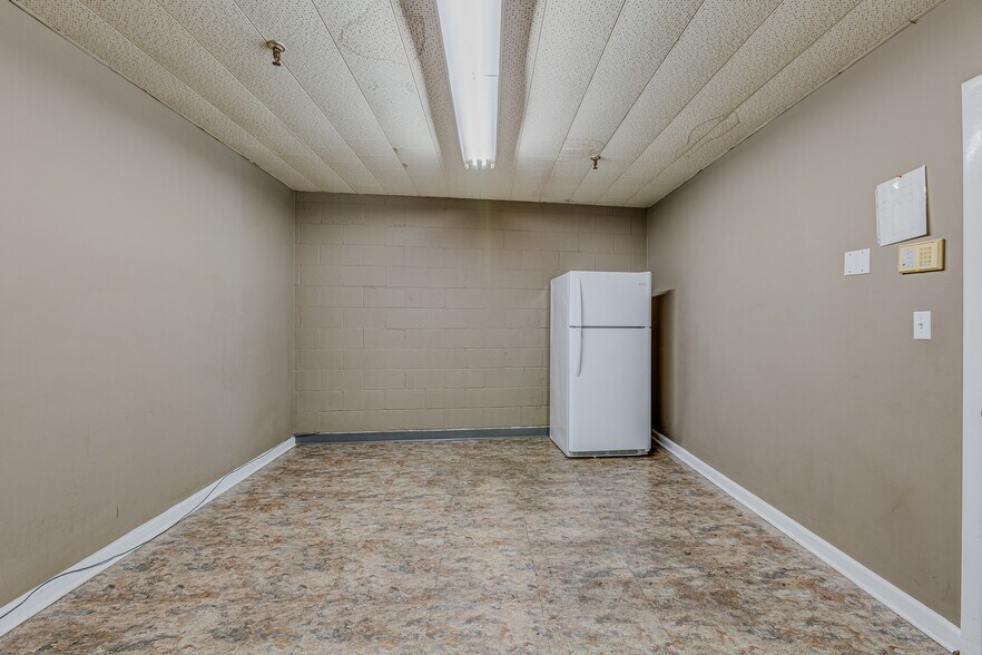 More Photos Of 1000 Gilway St, Holly Hill Light Distribution For Sale