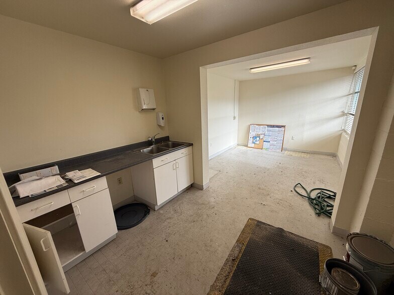 More Photos Of 1338 7th St, Berkeley Flex For Lease