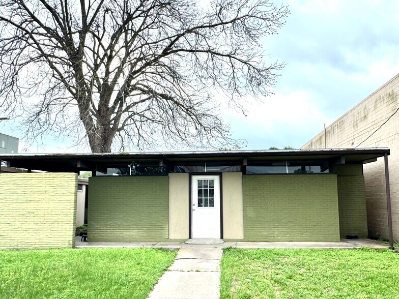 Primary Photo Of 611 N Esplanade St, Cuero Medical For Sale