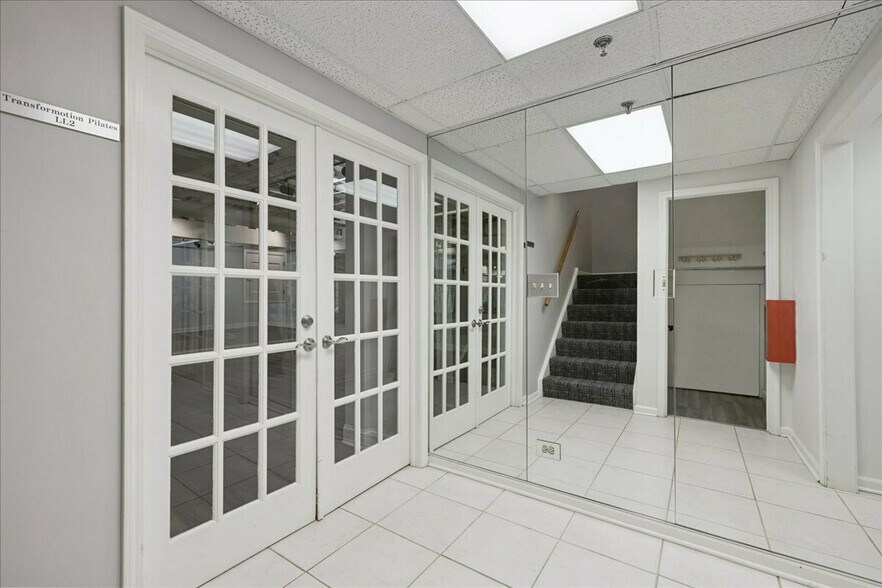 More Photos Of 509 W Old Northwest Highway, Barrington Office Residential For Lease