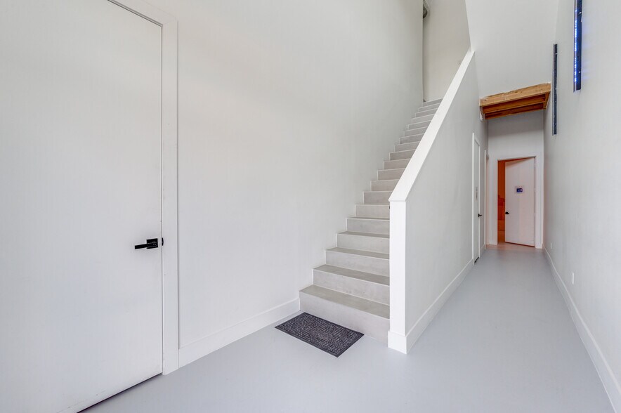More Photos Of 4759 Algiers St, Dallas Loft Creative Space For Lease