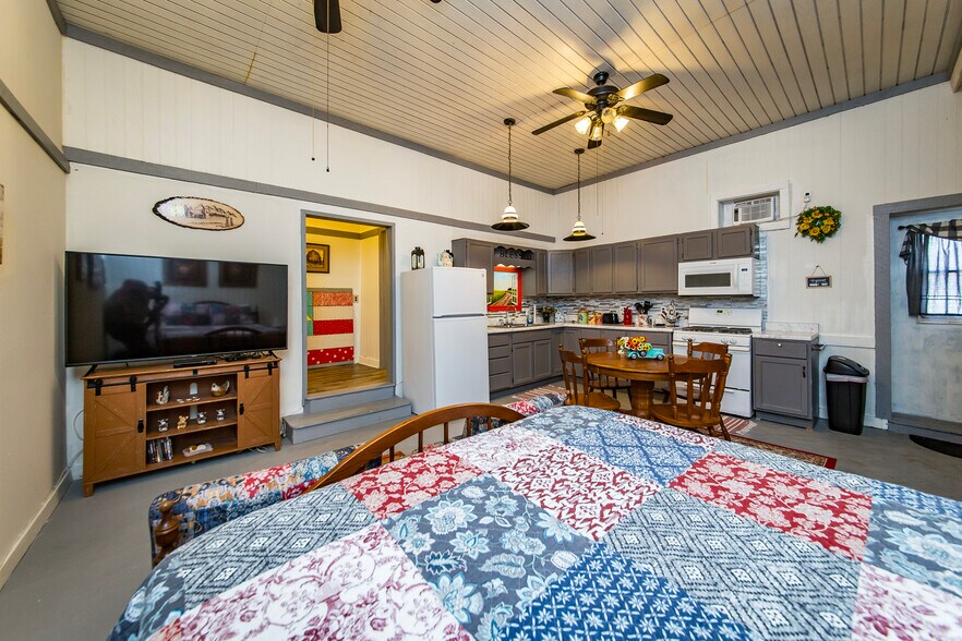 More Photos Of 223 W Main St, Mountain View Storefront For Sale