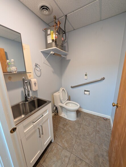 More Photos Of 42 Dover Point Rd, Dover Office For Lease