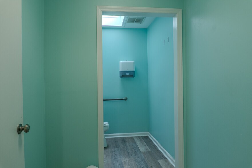 More Photos Of 6504 Burlington Rd, Whitsett Manufacturing For Lease