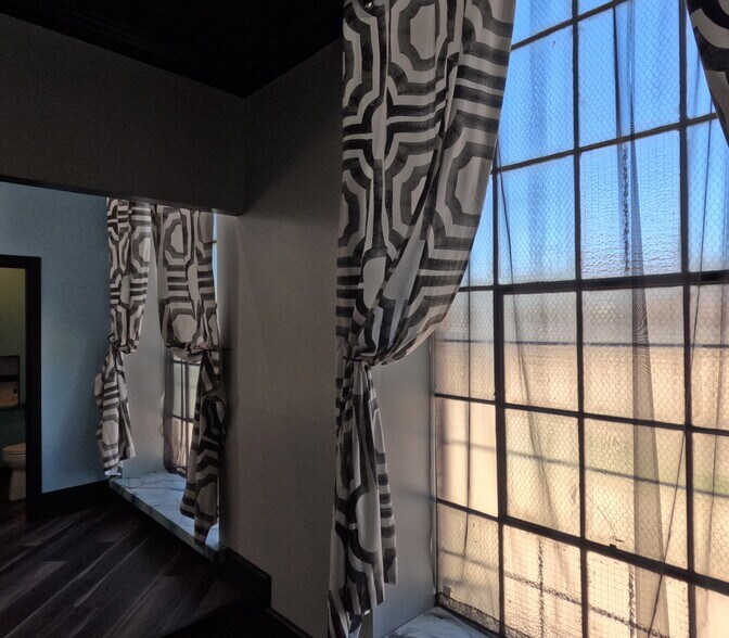 More Photos Of 1110 Main St, Lubbock Office For Sale