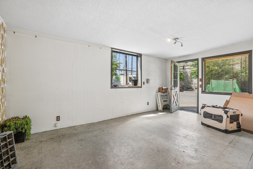 More Photos Of 1114 SE Clay St, Portland Freestanding For Sale
