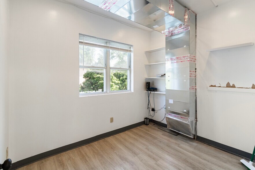 More Photos Of 38 Bayville Ave, Bayville Freestanding For Lease