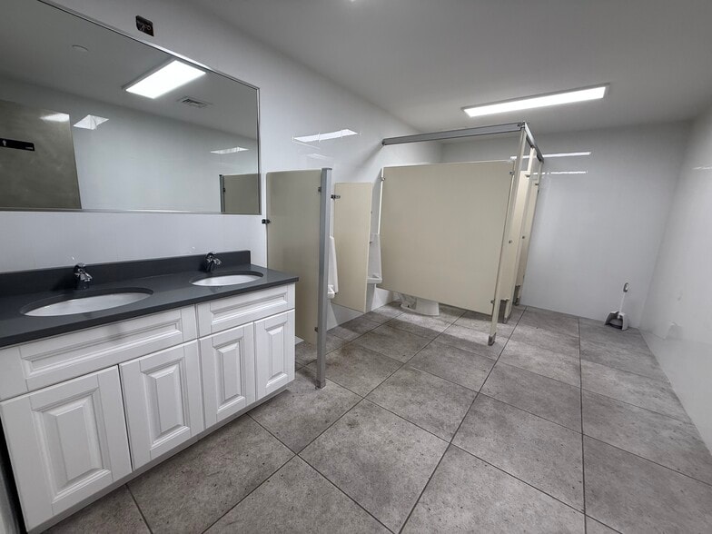 More Photos Of 1539 Covert St, Ridgewood Warehouse For Lease