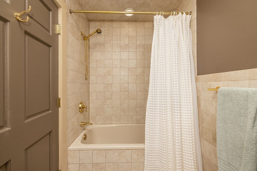 More Photos Of 1331 N Martin Luther King Dr, Milwaukee Storefront Retail Residential For Sale