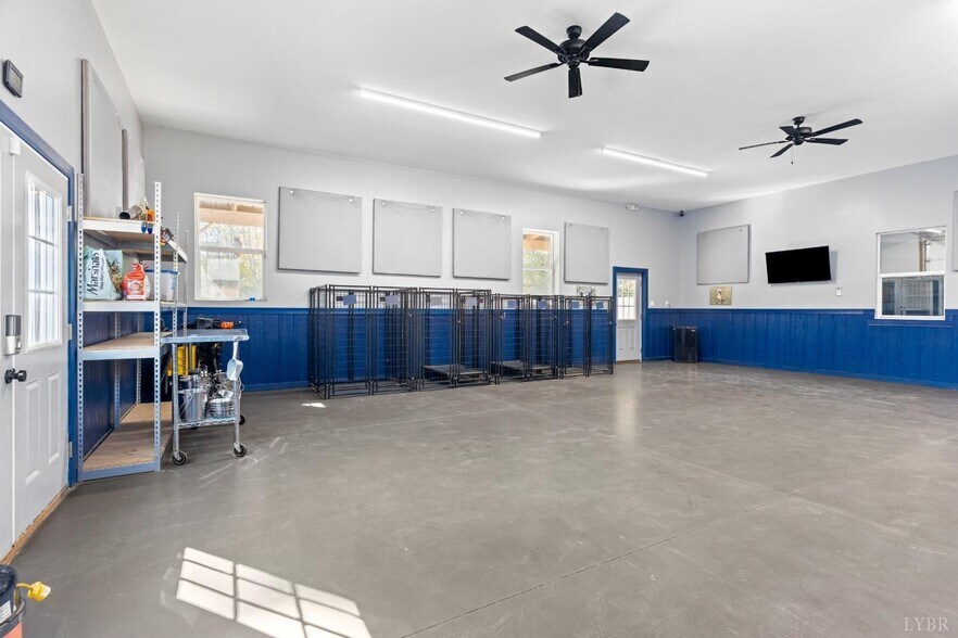 More Photos Of 273 Riverbend Rd, Altavista Showroom For Sale