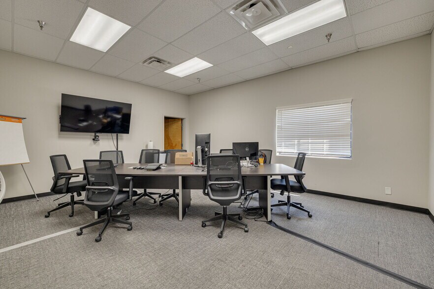 More Photos Of 4545 W Hillsborough Ave, Tampa Warehouse For Lease