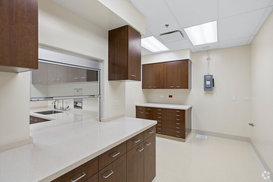 More Photos Of 5000 Commerce Dr, Bakersfield Medical For Sale