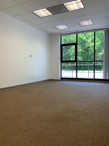 More Photos Of 643 Route 211E, Middletown Storefront Retail Office For Lease
