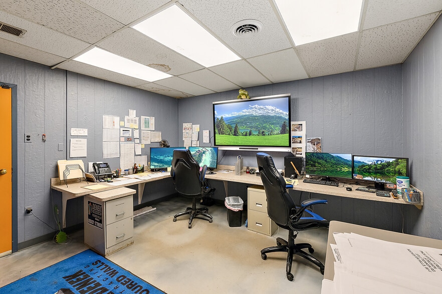 More Photos Of 451 E Wilson Ave, Pontiac Warehouse For Sale