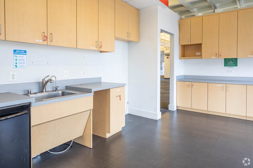 More Photos Of 100 N Charles St, Baltimore Office For Sale