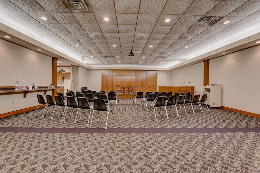 More Photos Of N28W23000 Roundy Dr, Pewaukee Office For Sale
