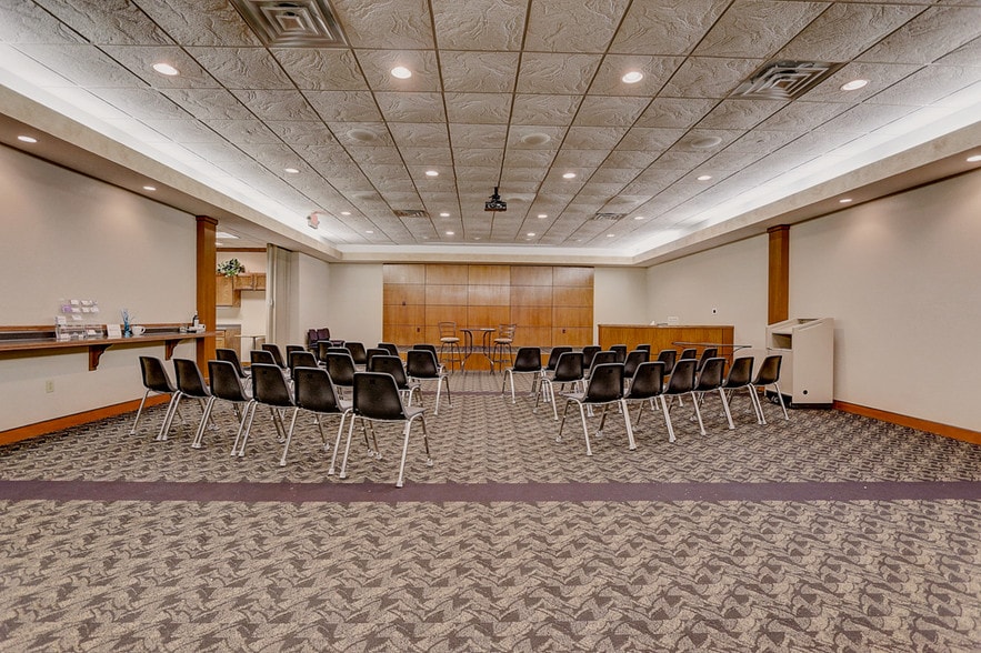 More Photos Of N28W23000 Roundy Dr, Pewaukee Office For Sale