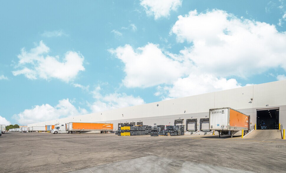 More Photos Of 11970 Pellicano Dr, El Paso Warehouse For Lease