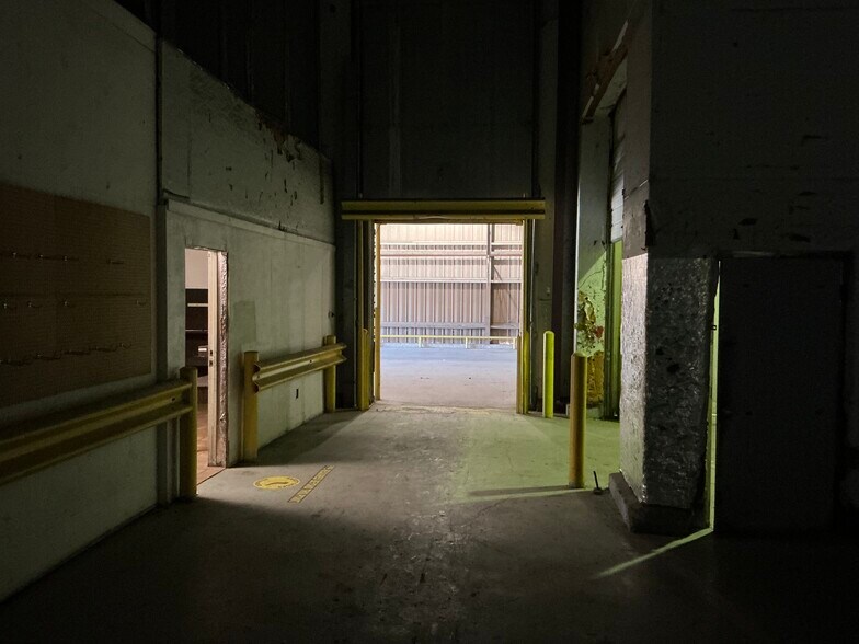 More Photos Of 908 Cecilia St, Alice Warehouse For Lease
