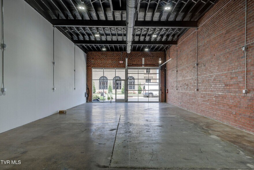 More Photos Of 331 W Walnut St, Johnson City Flex For Sale