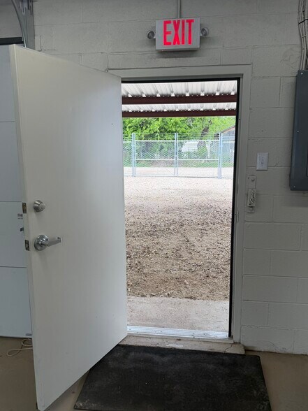 More Photos Of 1168 Butternut St, Abilene Flex For Lease