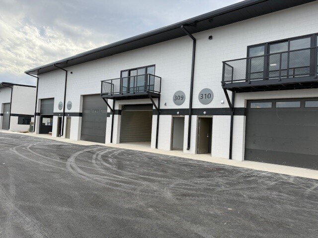 More Photos Of 15431 Fitzhugh Rd, Dripping Springs Research And Development For Sale