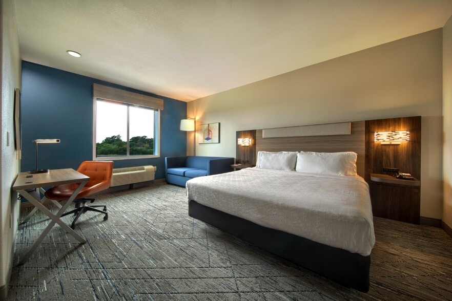 More Photos Of 600 US Highway 59 S, Cleveland Hotel For Sale