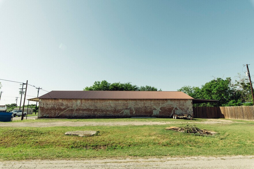 More Photos Of 75 Main St, Maxwell Warehouse For Lease