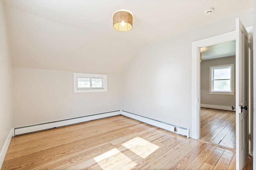 More Photos Of 609 Main St, Windsor Office For Sale