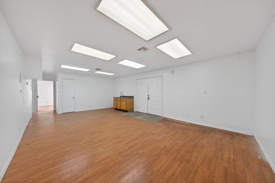 More Photos Of 3215 Zanderson Ave, Jourdanton Loft Creative Space For Lease