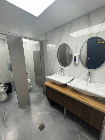 More Photos Of 3858-3870 Notre-Dame, Laval Office For Sale