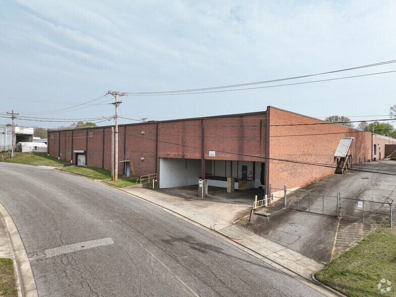 More Photos Of 820 Cochran St, Statesville Warehouse For Lease