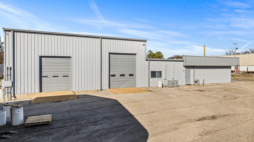 More Photos Of 1705 Cherokee Blvd, Memphis Warehouse For Sale