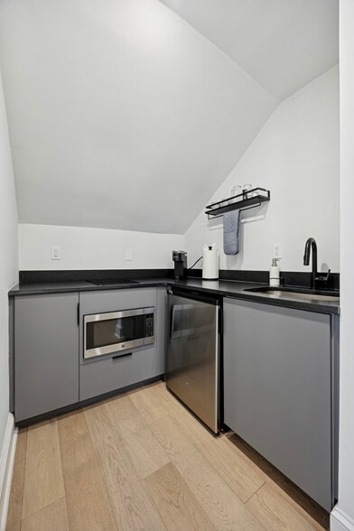 More Photos Of 1325 Spruce St, Philadelphia Hotel For Sale