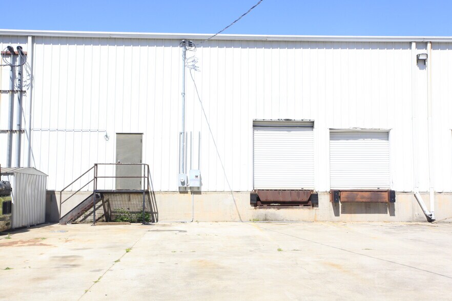 More Photos Of 101 Camp Creek Industrial Pky, Cornelia Flex For Lease