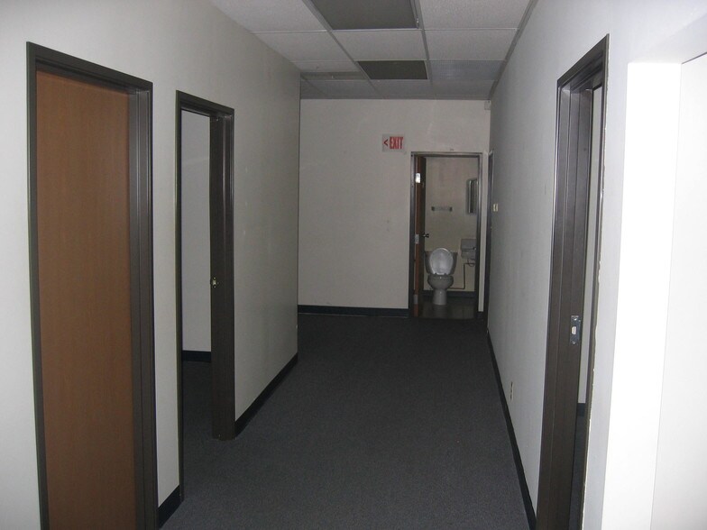 More Photos Of 4214 Fleur Dr, Des Moines General Retail For Lease